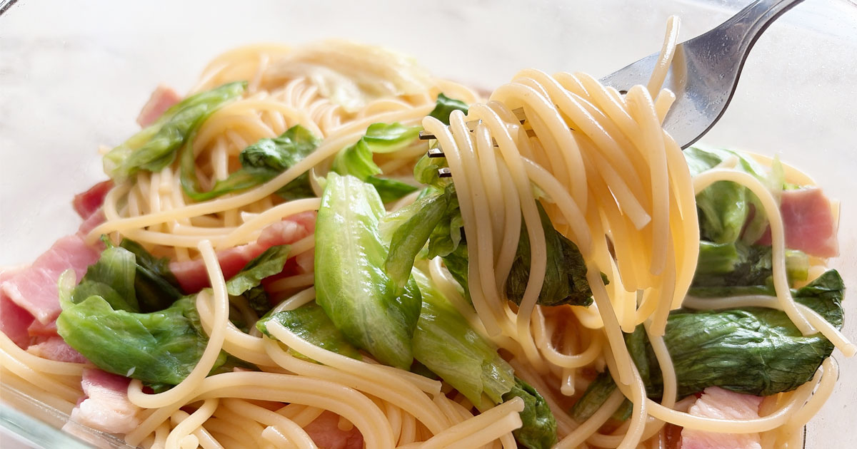 【一人暮らしの時短レシピ】包丁もフライパンも使わない！レンジで作るベーコンとレタスのパスタ