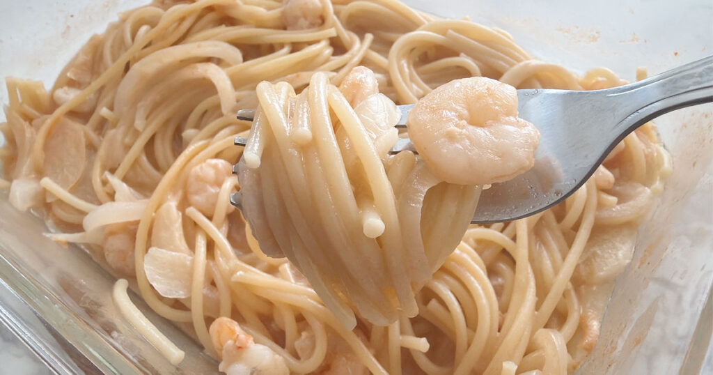 【一人暮らしの時短レシピ】レンジだけOK！エビのトマトクリームパスタ